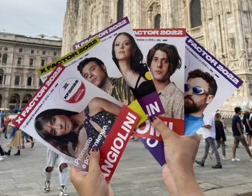 i giudici di x factor a sorpresa in piazza duomo a milano