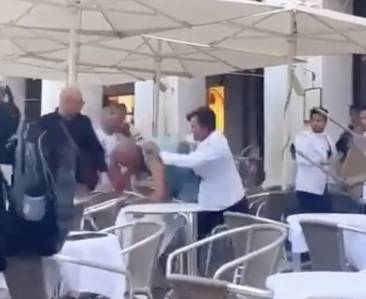 venezia, rissa tra clienti e camerieri in piazza san marco