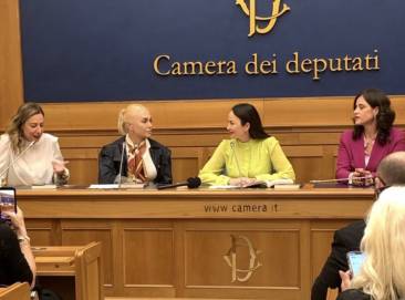 paola barale presenta il suo libro alla camera dei deputati 