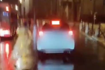 macchina circola sul marciapiede a roma - video di 'repubblica'