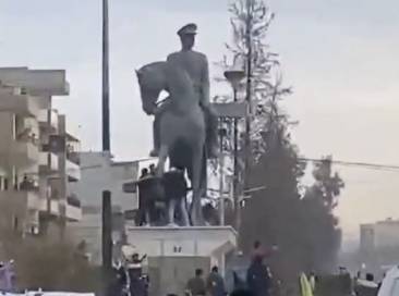 siria - la statua di assad viene abbattuta